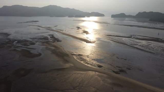 向右高空拍摄日落时的抽象沙粒图案视频素材