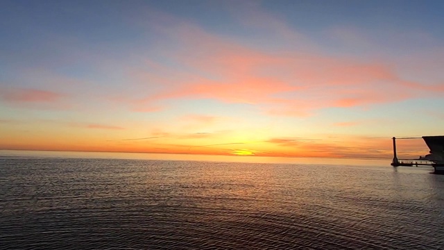 美丽多彩的海景日落在地平线上。美丽的海景日落视频素材