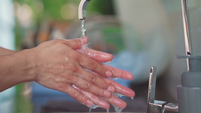 男人用水洗手视频素材