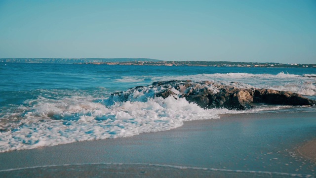 透明的海浪击碎岩石视频素材