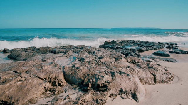 福门特拉多岩石的海滩和晴朗的天空视频素材