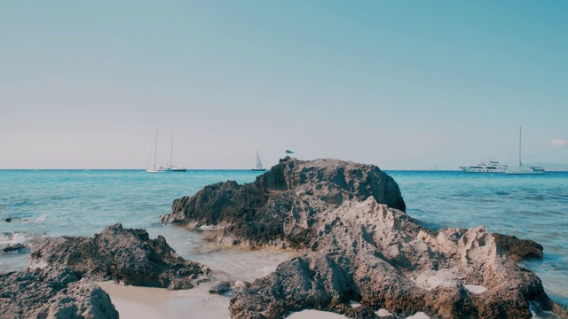 海浪拍打着岩石视频素材