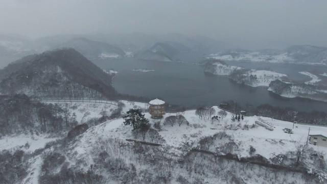 位于韩国全乐浦岛的玉贞湖和国风峰雪景视频素材