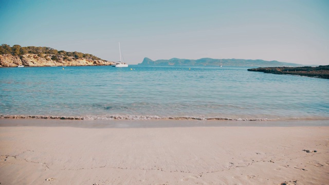 卡拉巴萨海滩伊比沙岛的夏日视频素材