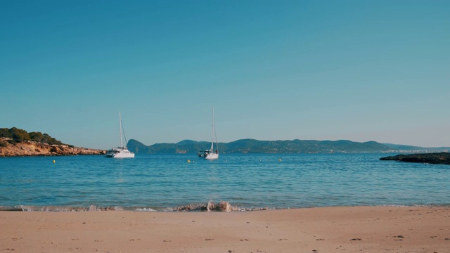 卡拉巴萨的伊比沙海滩和晴朗的天空视频素材