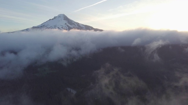 标志性的胡德山鸟瞰图，俄勒冈州，美国火山上方的云喷发前。山上的冰川。全球变暖。美丽的景观背景概念。视频素材