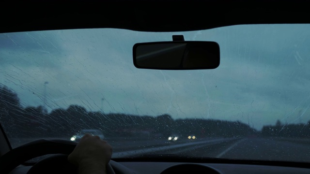 汽车刮水器正在除雨视频素材