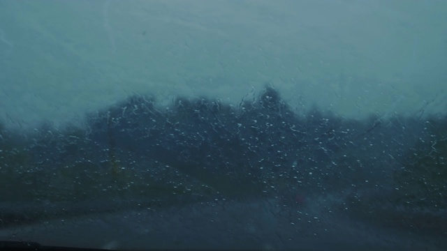 汽车刮水器正在除雨视频素材