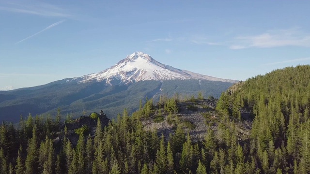 鸟瞰图，森林和火山在美丽的晴天。胡德山是喀斯喀特火山弧中活跃的成层火山。美国西北太平洋地区。美国俄勒冈州视频素材