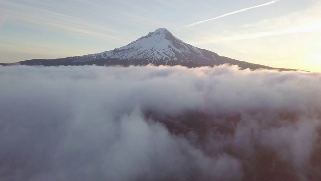 标志性的胡德山鸟瞰图，俄勒冈州，美国火山上方的云喷发前。山上的冰川。全球变暖。美丽的景观背景概念。视频素材