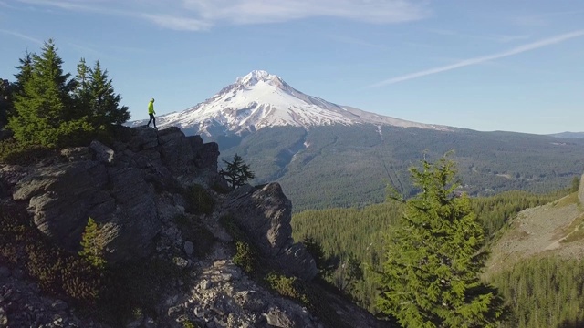 鸟瞰图，森林和火山在美丽的晴天。胡德山是喀斯喀特火山弧中活跃的成层火山。美国西北太平洋地区。美国俄勒冈州视频素材