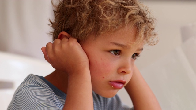 沉思的幼儿思考。周到的婴儿。沉思的孩子视频素材