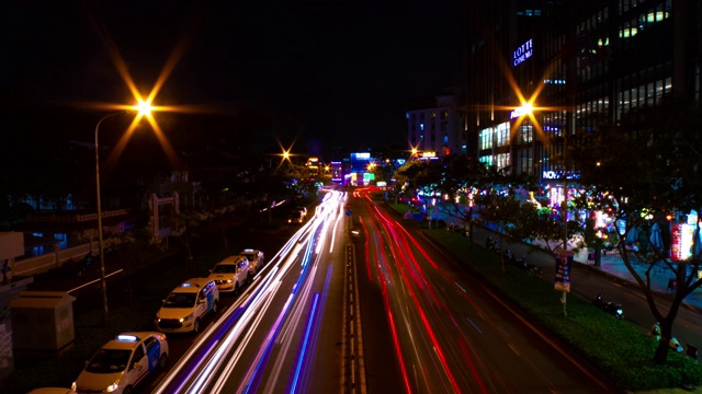 越南胡志明市中心霓虹街的夜景宽镜头视频素材