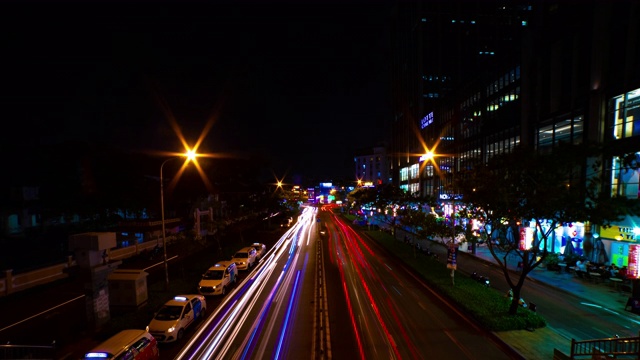 越南胡志明市中心霓虹街的夜景宽镜头视频素材