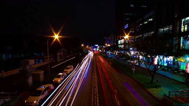 越南胡志明市中心霓虹街的夜景宽镜头视频素材