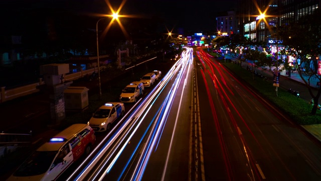 越南胡志明市中心霓虹街的夜景宽镜头视频素材