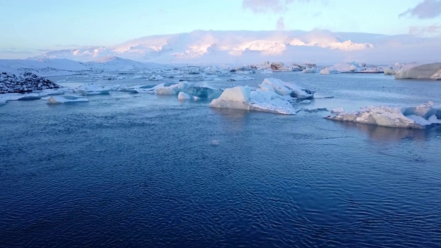 冰川泻湖鸟瞰图，Jokulsarlon，冰岛，欧洲(无人机飞行建立镜头)视频素材