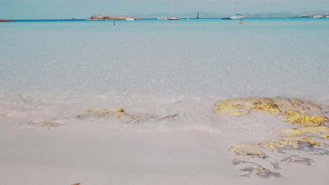 巴利阿里岛Formentera透明的海浪冲刷海岸视频素材