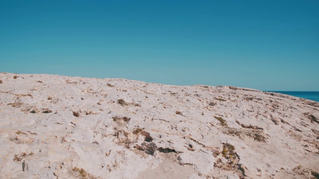 巴利阿里岛福门特拉在岩石海岸旅行视频素材