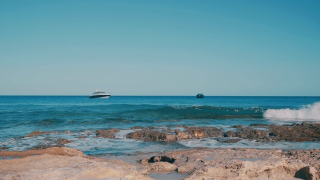 巴利阿里岛Formentera蓝绿色波浪冲刷岩石海岸视频素材