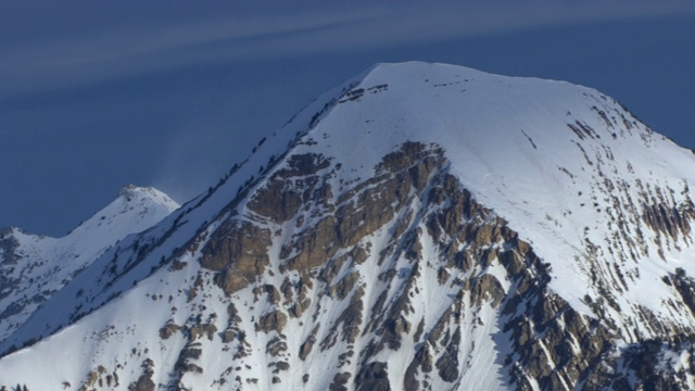 鸟瞰图的盒长老峰和孤独峰在白雪皑皑的瓦萨奇山脉，美国犹他州。视频素材