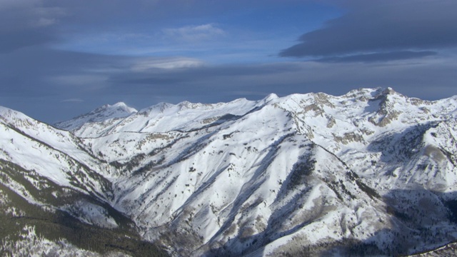 鸟瞰图的盒Elder峰和Pfeifferhorn在白雪皑皑的瓦萨奇山脉，美国犹他州。视频素材