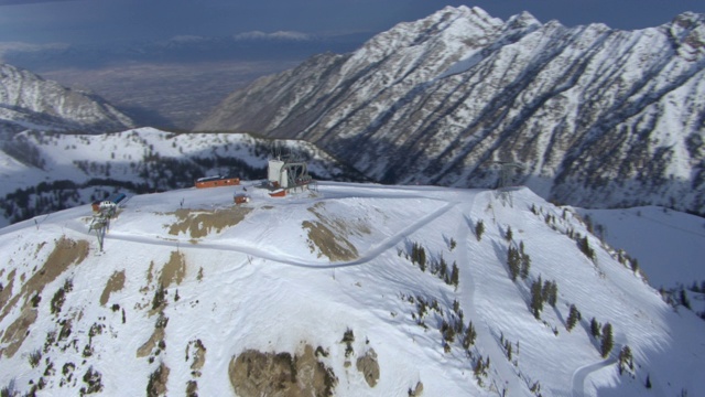 鸟瞰图的隐藏峰峰顶滑雪区和积雪覆盖的瓦萨奇山脉，盐湖城县，美国犹他州。视频素材