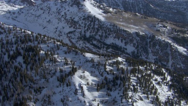 鸟瞰图的积雪覆盖的瓦萨奇山脉和鹿角山在犹他州，美国。视频素材