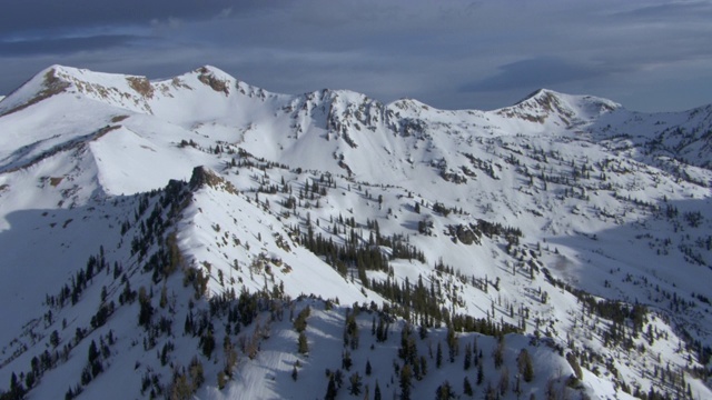 鸟瞰图的积雪覆盖的瓦萨奇山脉和隐藏的山峰，犹他州和美国。视频素材