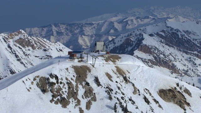 鸟瞰图的隐藏峰峰顶滑雪区和积雪覆盖的瓦萨奇山脉，盐湖城县，美国犹他州。视频素材