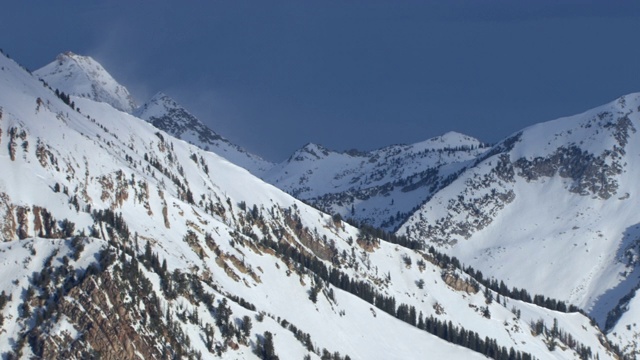 鸟瞰图的盒长老峰和孤独峰在白雪皑皑的瓦萨奇山脉，美国犹他州。视频素材