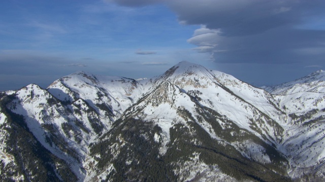 鸟瞰白雪皑皑的瓦萨奇山脉与Box Elder峰和冰冻的银湖和秃顶山，犹他州，美国。视频素材