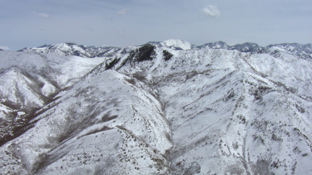 美国犹他州积雪覆盖的山脉和山谷的鸟瞰图。视频素材