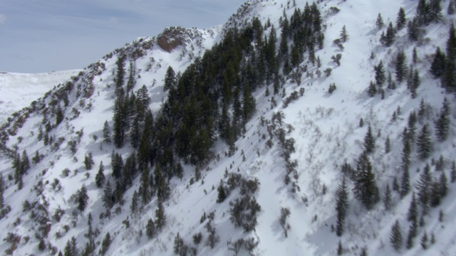 美国犹他州积雪覆盖的山脉和山谷的鸟瞰图。视频素材