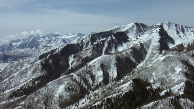 美国犹他州积雪覆盖的山脉和山谷的鸟瞰图。视频素材