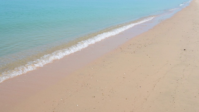 柔软的海浪与蓝色的海洋在沙滩上4K分辨率。视频素材