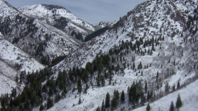 美国犹他州积雪覆盖的山脉和山谷的鸟瞰图。视频素材