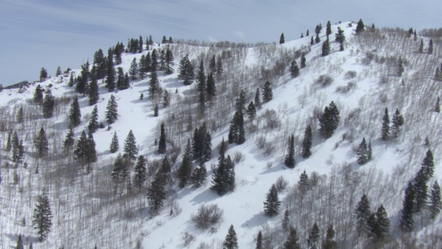 美国犹他州积雪覆盖的山脉和山谷的鸟瞰图。视频素材