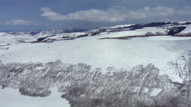 美国犹他州，在多云的天空下的雪山山脉的鸟瞰图。视频素材