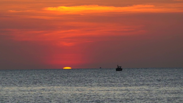 海洋日落最后一秒，太阳躲在地平线后，戏剧性的红色天空视频下载