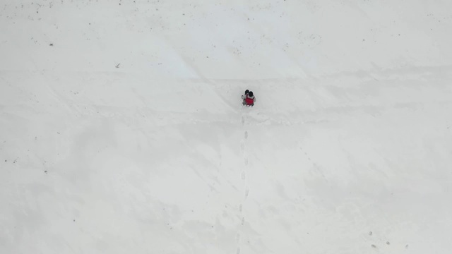 鸟瞰图:人类行走在雪域沙漠。从上面看视频素材