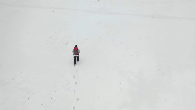 鸟瞰图:人类行走在雪域沙漠视频素材