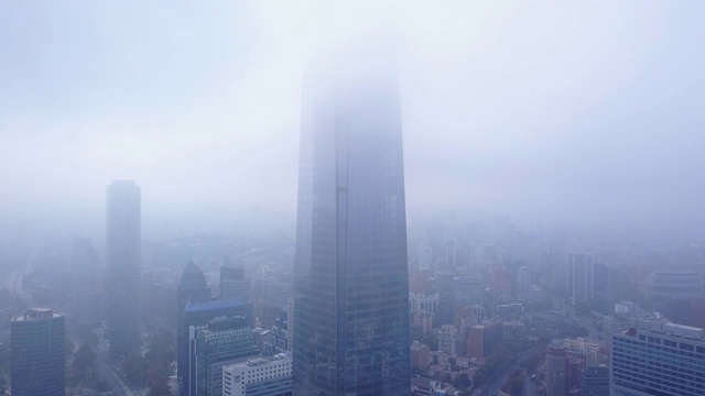 圣地亚哥，智利——2019年5月25日，圣地亚哥中心附近的costanera中心被云层覆盖的鸟瞰图视频素材