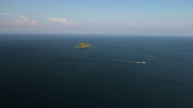 航拍快艇驶过岛屿视频素材