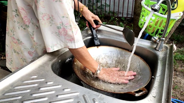 手女人洗平底锅视频素材