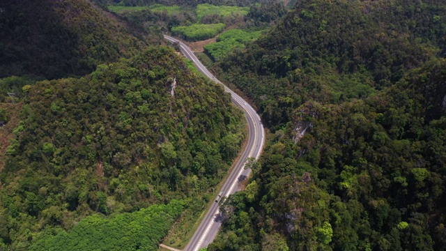 多莉左边鸟瞰图的乡村道路通过山视频素材