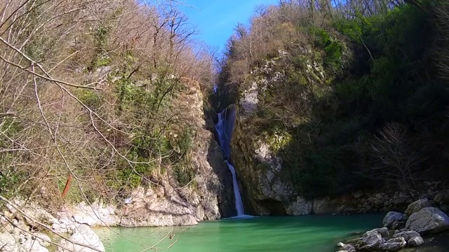 美丽的彩色景观山瀑布与湖泊与绿松石水。视频素材