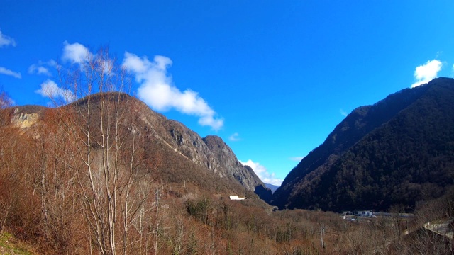 美丽的山的风景。在晴朗的日子里，群山环绕着美丽的蓝天视频素材