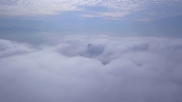 智利圣地亚哥——2019年5月25日，无人机在霜冻的清晨接近圣地亚哥市中心附近被云覆盖的海滨中心视频素材