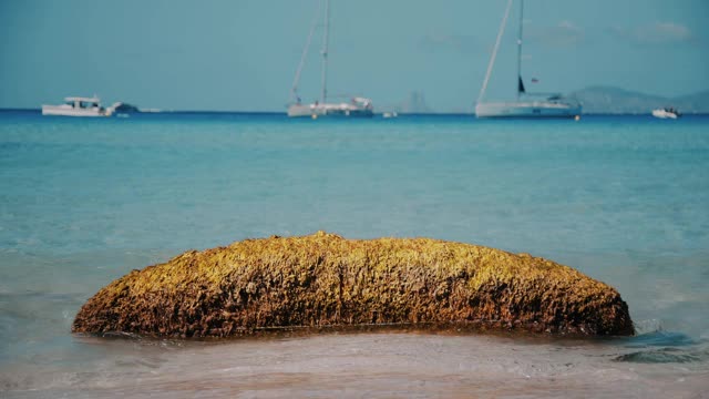 巴利阿里岛的福门特拉岩石被海浪冲刷视频素材